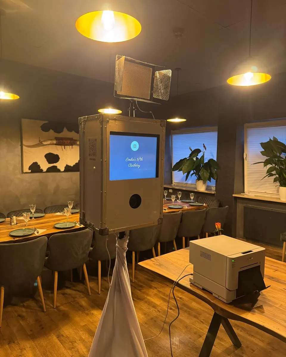 Picme-Media Fotobox mit Licht und Drucker in einer Eventlocation bei Hamburg